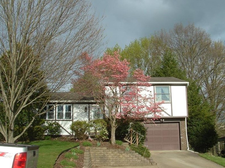 1689 Friar Tuck Dr, North Huntingdon, PA 15642