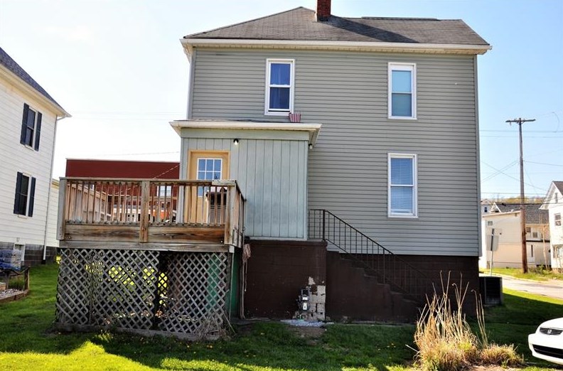 102 3rd St, Youngwood, PA 15697-1632