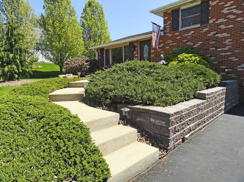 208 Charles Ave, North Huntingdon, PA 15642-5711
