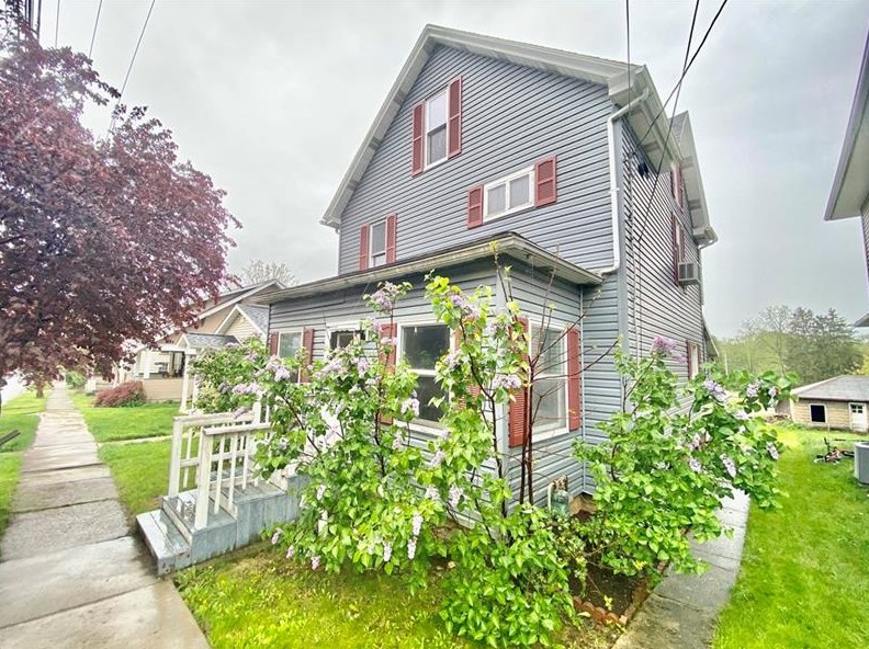 560 Locust St, Indiana, PA 15701-3022
