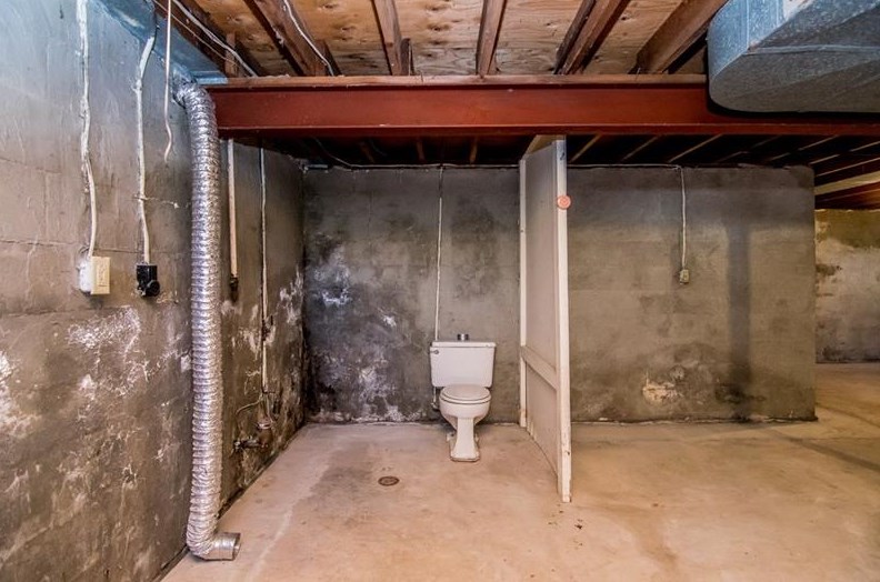 1616 Edgewood Ave, Moon Twp PA 15108-2103 exterior