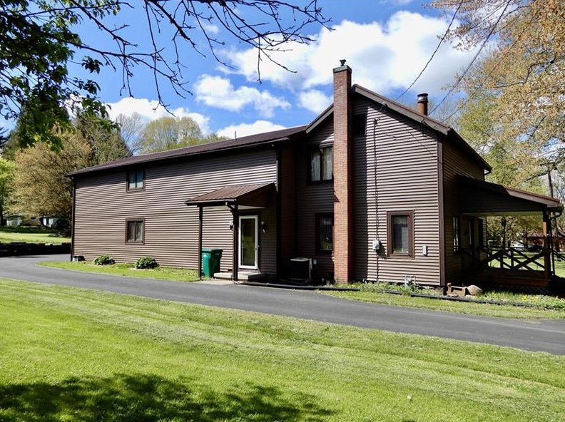 21 Elbow St, Sandy Lake, PA 16145