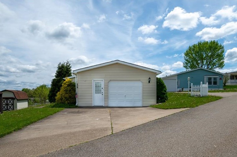 608 Lark Ln, Apollo, PA 15613