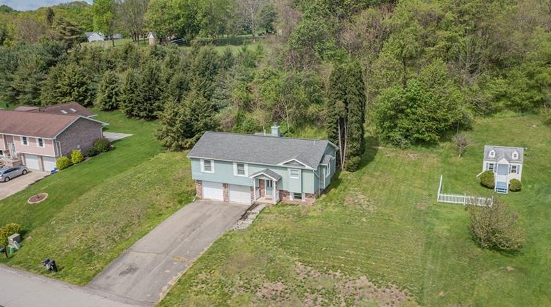 1053 New London Dr, Greensburg PA  15601-1143 exterior
