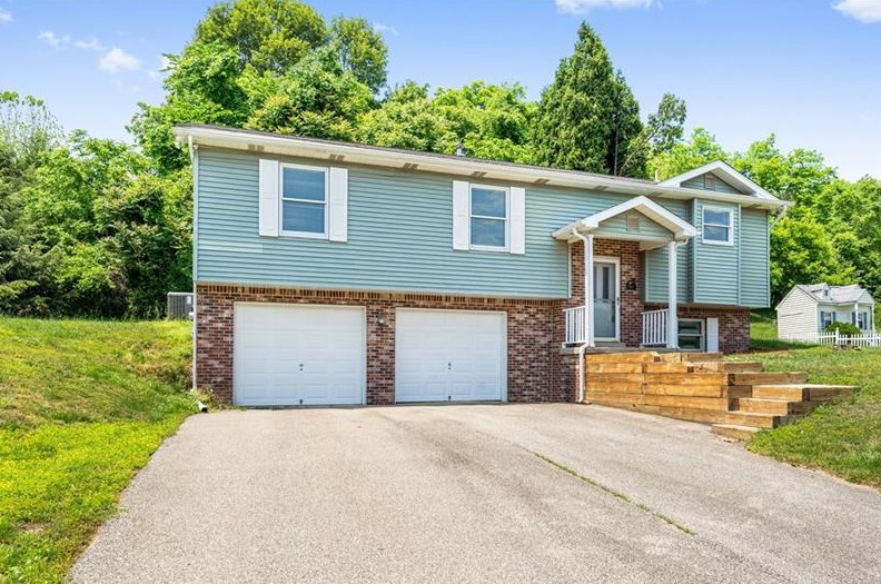 1053 New London Dr, Greensburg PA  15601-1143 exterior