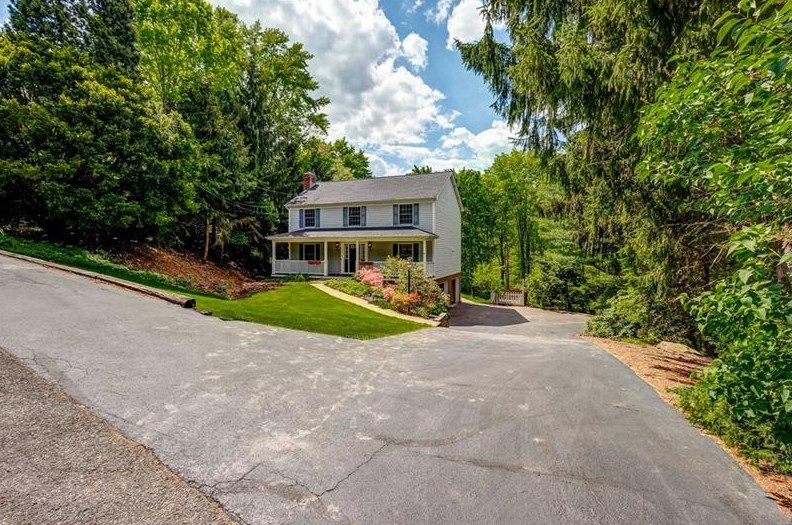 137 Broadbent Rd, Sewickley, PA 15143
