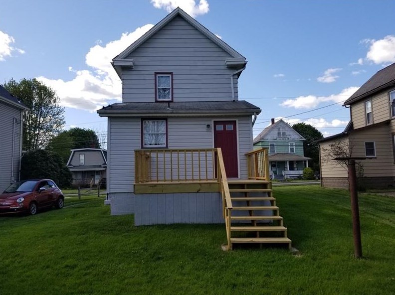 704 S Center St, Grove City, PA 16127
