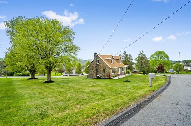 9041 Dogwood St, Westmoreland City, PA 15692-1259