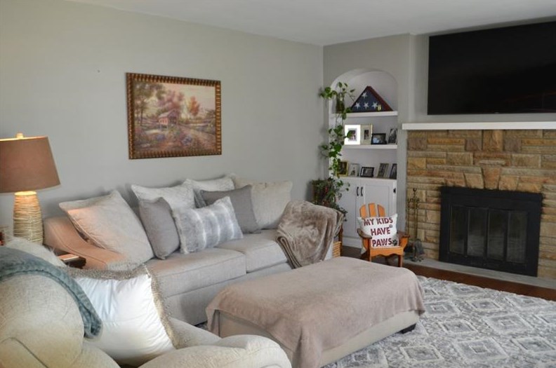 211 Evans Dr, Ellwood City, PA 16117