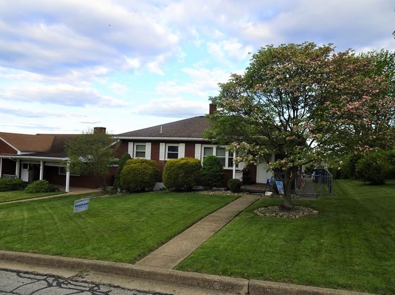 208 6th St, Youngwood, PA 15697-1221