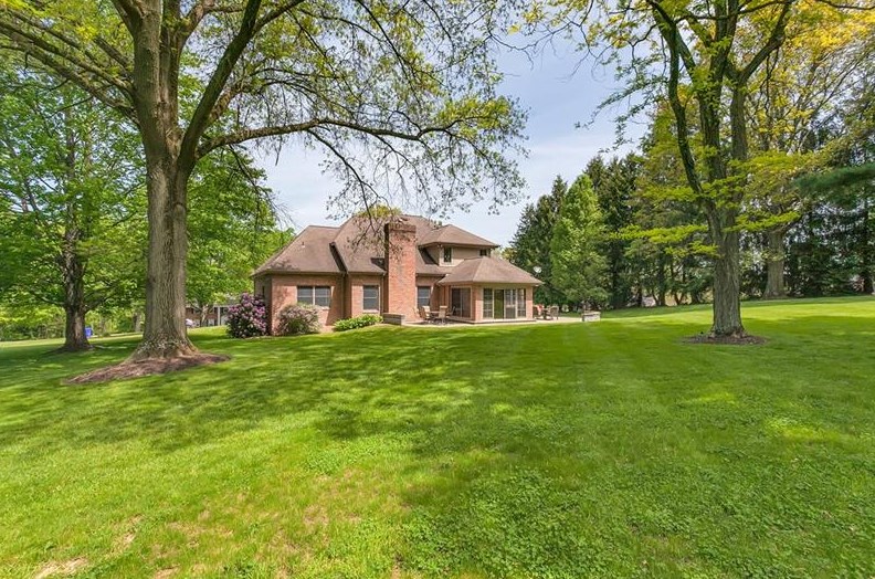 132 Lynwood Dr, Evans City, PA 16033