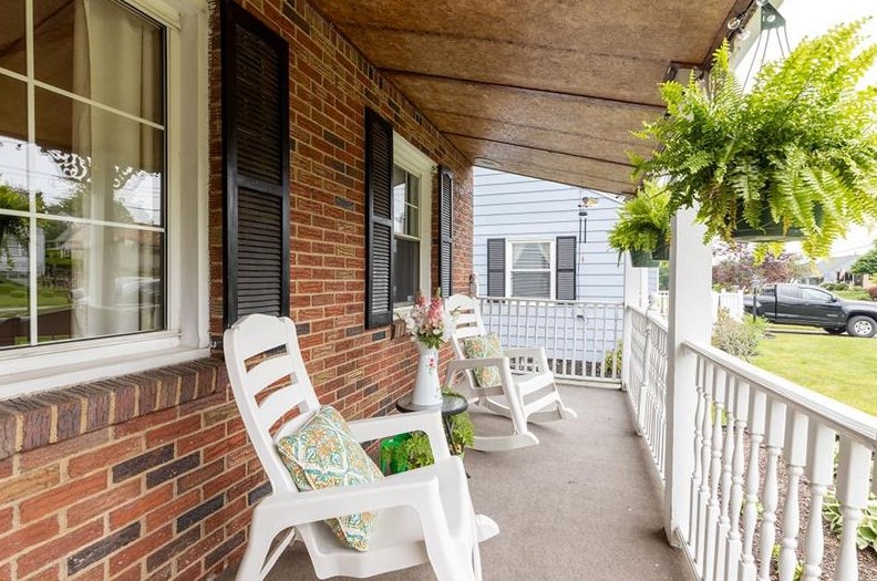 921 Sunset Blvd, Ellwood City, PA 16117-1459