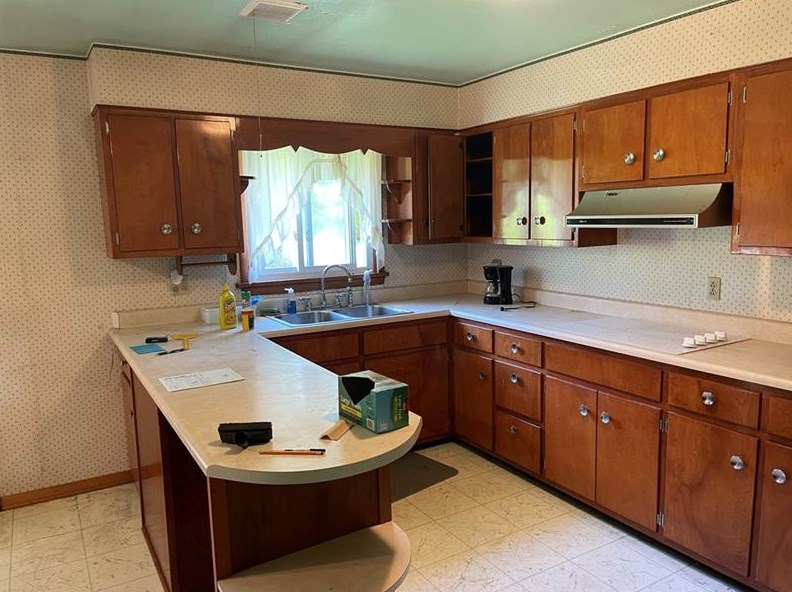 705 Center Dr, Chicora, PA 16025