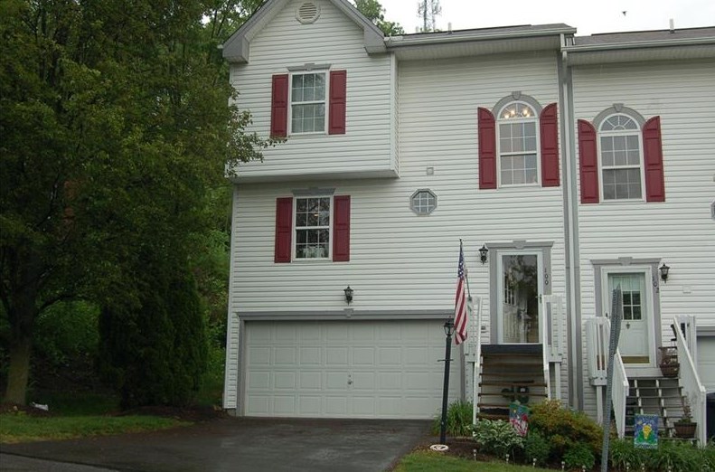 100 Scenic Hill Dr, Collier Township, PA 15106