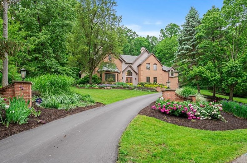 413 Windmere Dr, Pittsburgh, PA 15238