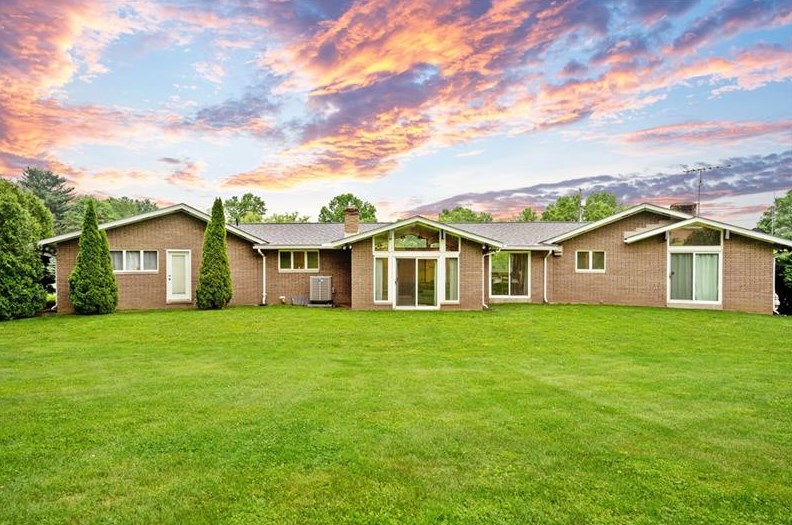4 Fairway Dr, Beaver Falls, PA 15010
