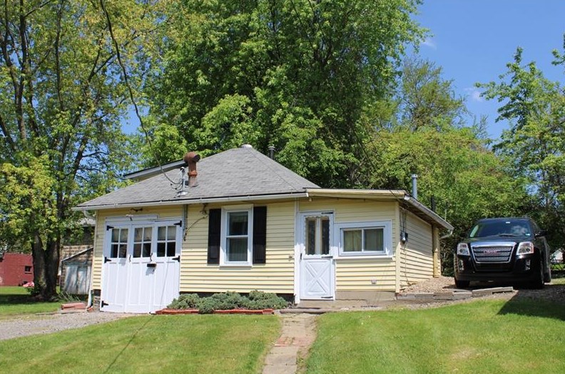 221 E Hillcrest, New Castle, PA 16105