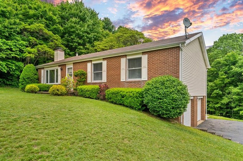 189 Laura Dr, Clinton, PA 15026