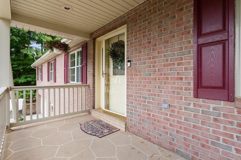 99 Bobnick Ln, Trafford, PA 15085