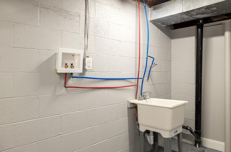 2559 Lightwood Ave, Bethel Park PA  15102-2050 exterior