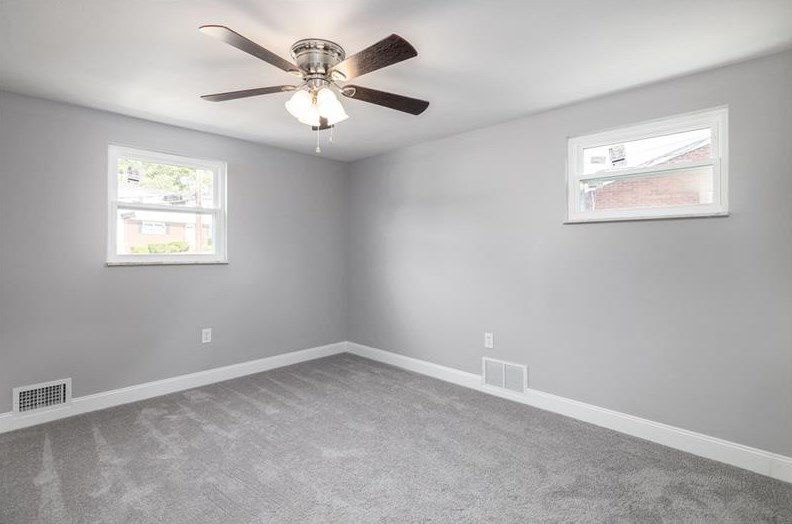 2559 Lightwood Ave, Bethel Park PA  15102-2050 exterior