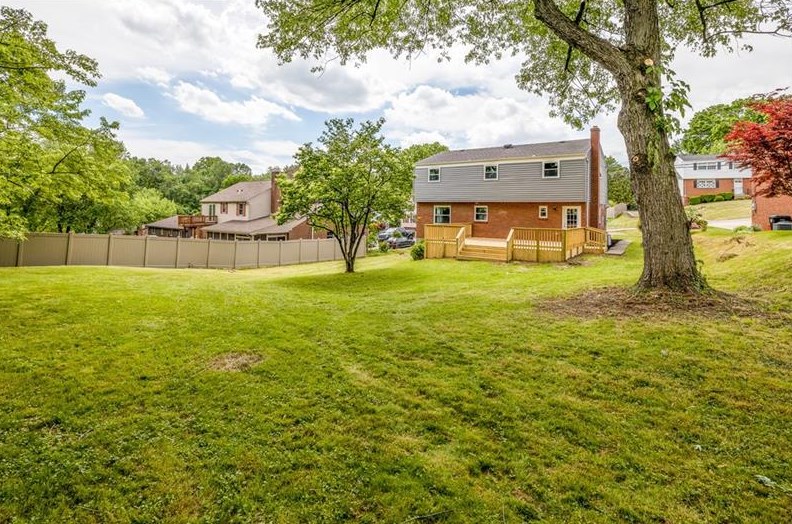 2559 Lightwood Ave, Bethel Park PA  15102-2050 exterior