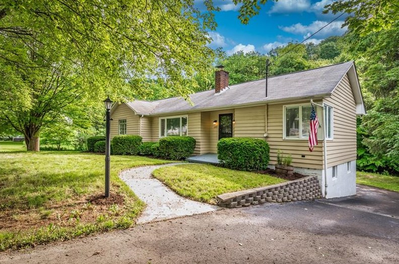1105 Woodside Ave, Ellwood City, PA 16117