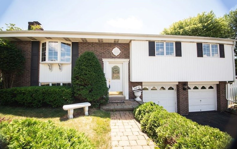 66 Suncrest Dr, Delmont, PA 15626