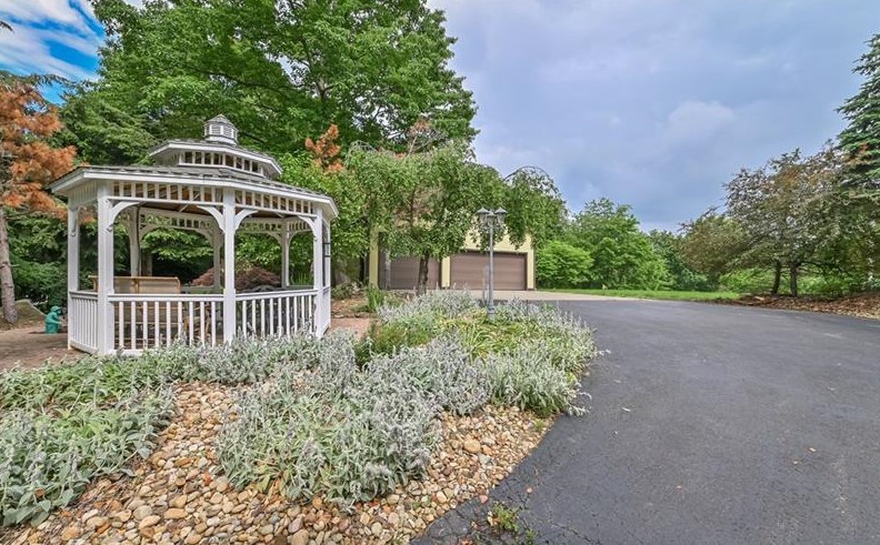 117 Briar Hill Dr, Zelienople, PA 16063