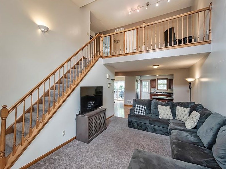 220 Cambria Hill Dr, Tarentum, PA 15084-9314