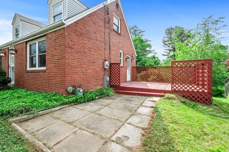 9482 Meadow Rd, Allison Park, PA 15101-1739