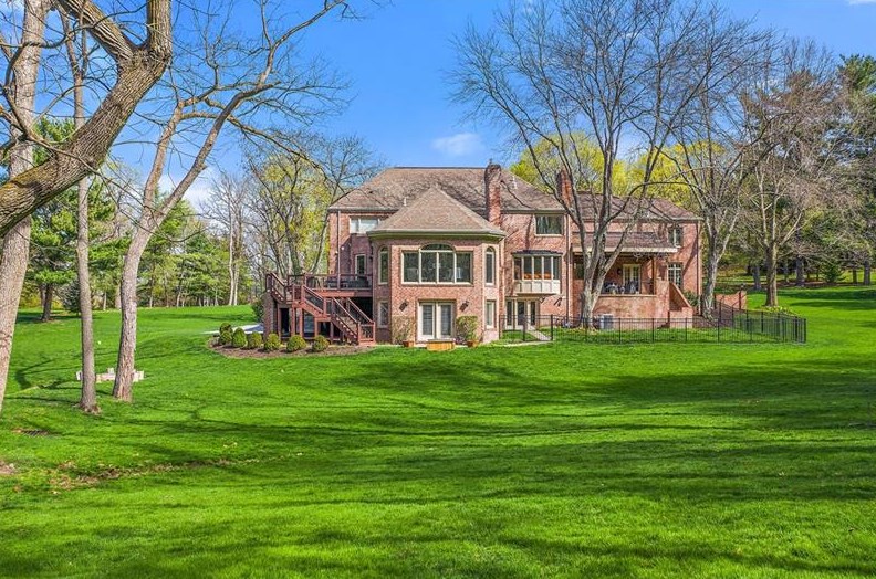 8 Thawmont Dr, Sewickley, PA 15143