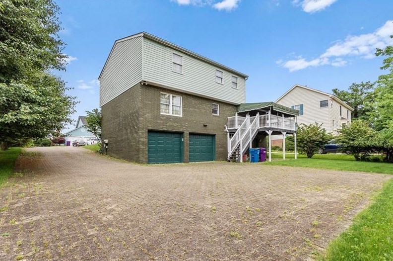 121 Ridge View Dr, New Kensington, PA 15068