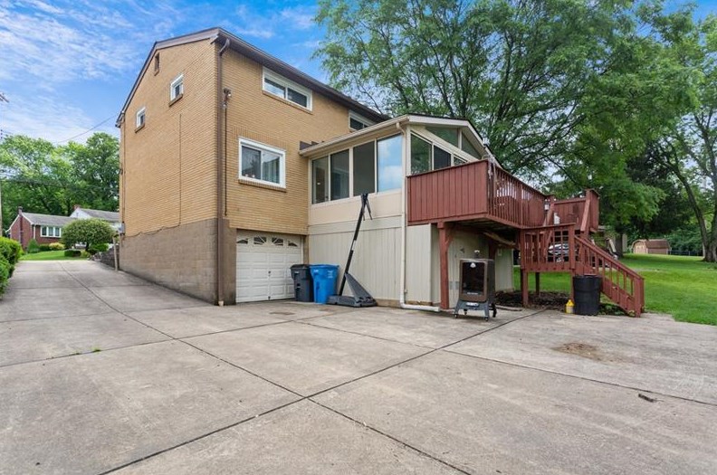 520 Lindsay Rd, Collier Township PA  15106-3710 exterior