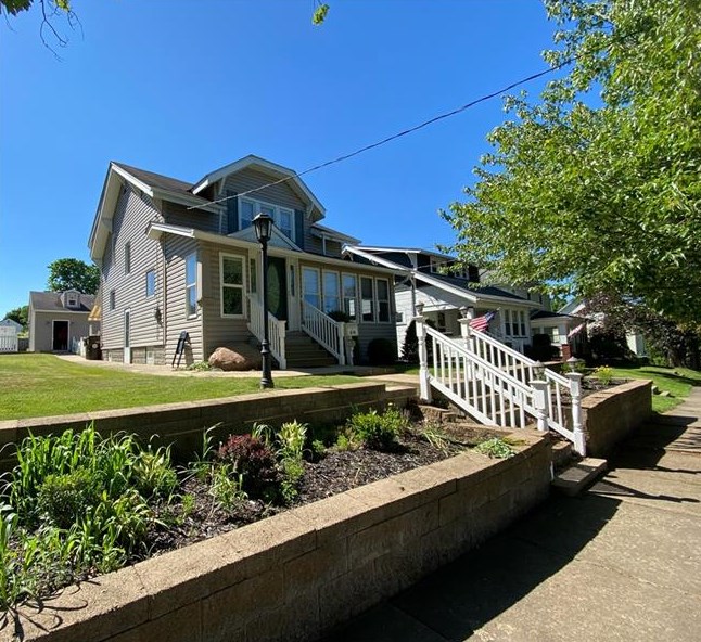 210 Edgewood Ave, Grove City, PA 16127