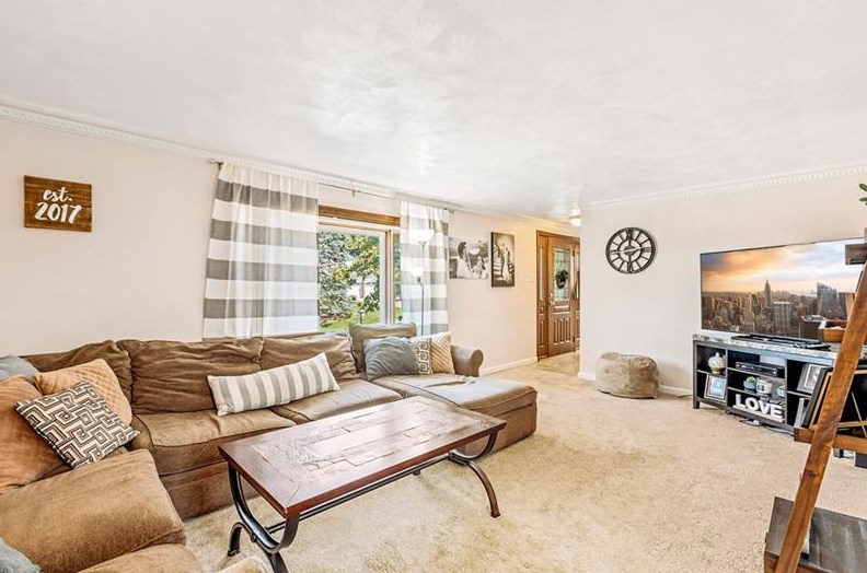 5647 Glen Hill Dr, Bethel Park, PA 15102-3315