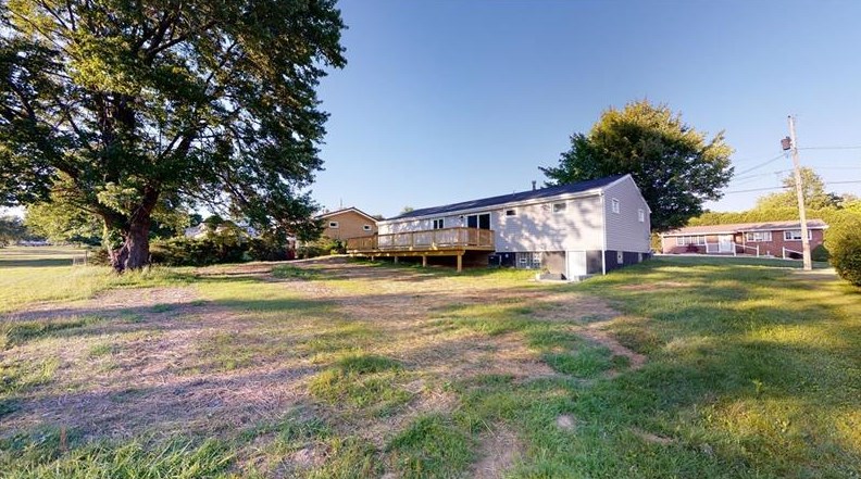 220 Pinewood Dr, Butler PA  16001-2717 exterior