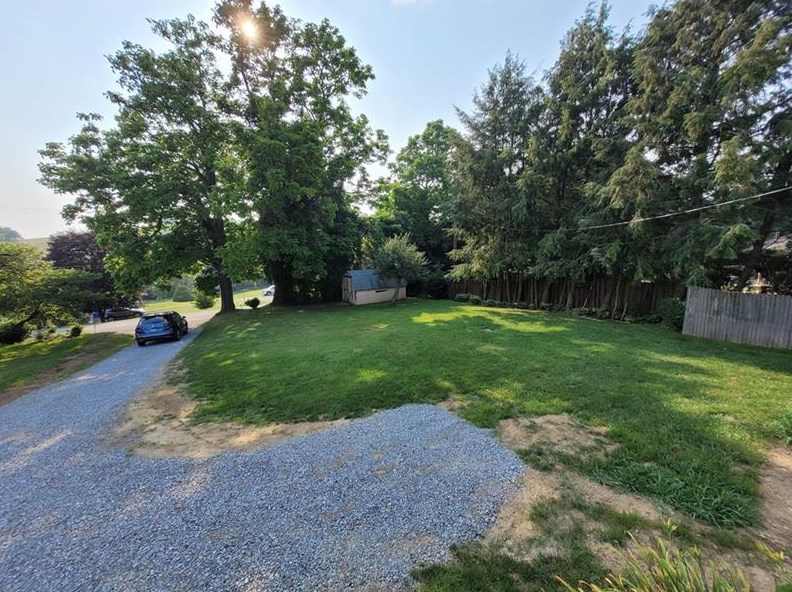 216 Cemetery Rd, Greensburg, PA 15601-6527