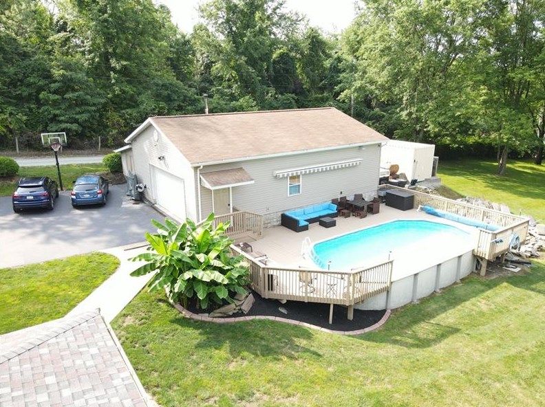 91 Blossom Ln, Jeannette, PA 15644