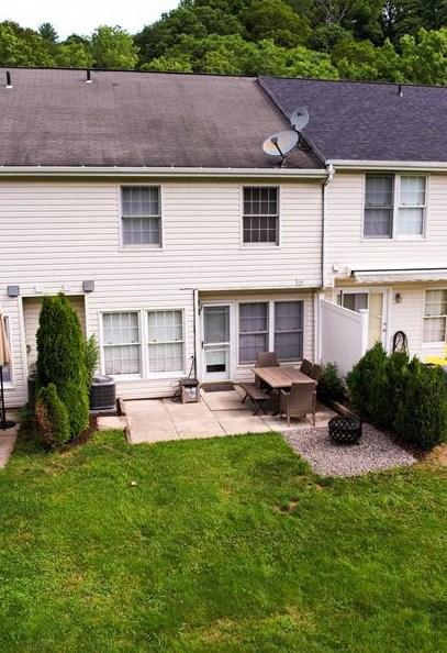 218 Commons Dr, Oakmont, PA 15139