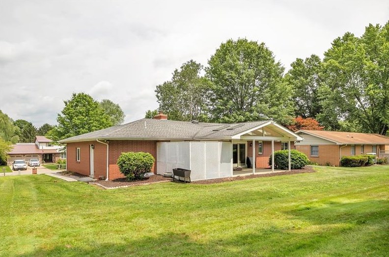 1122 Seneca Dr, Harmony, PA 16037
