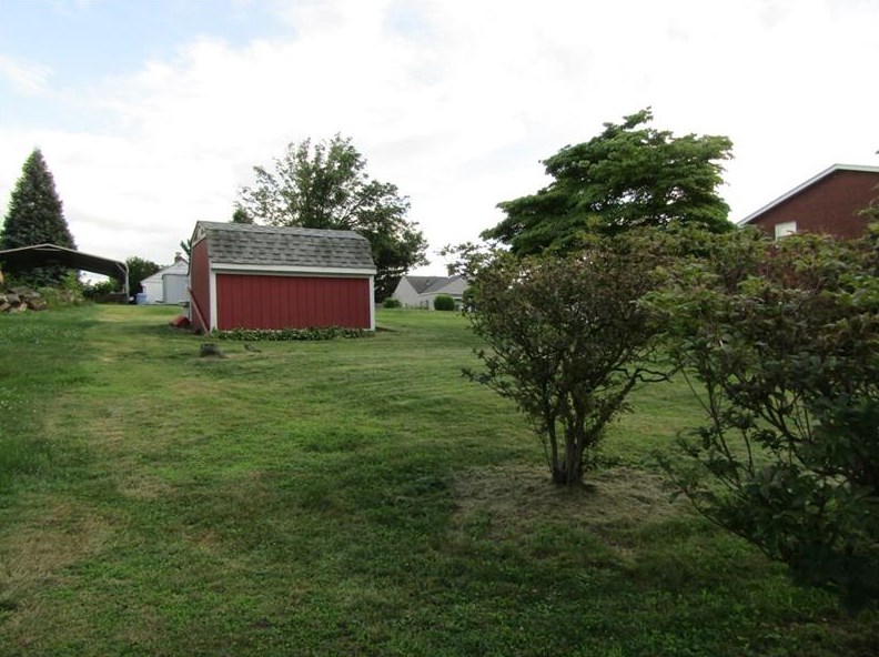 710 4th St, North Versailles, PA 15137-1208