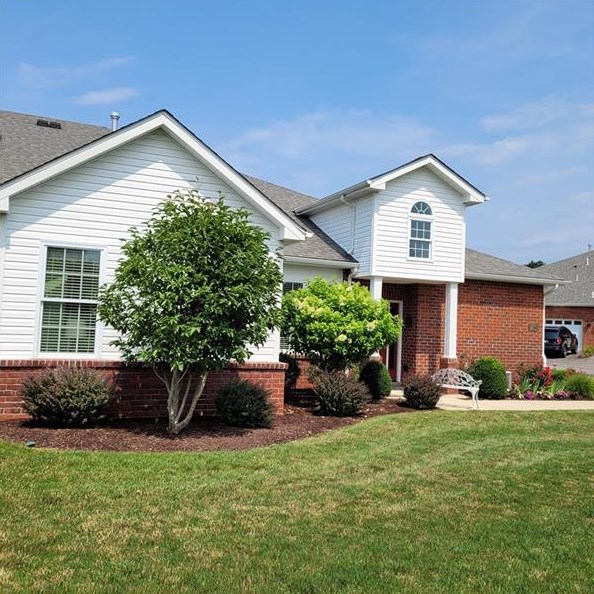 1802 Ambassador Ln, Valencia, PA 16059-1450