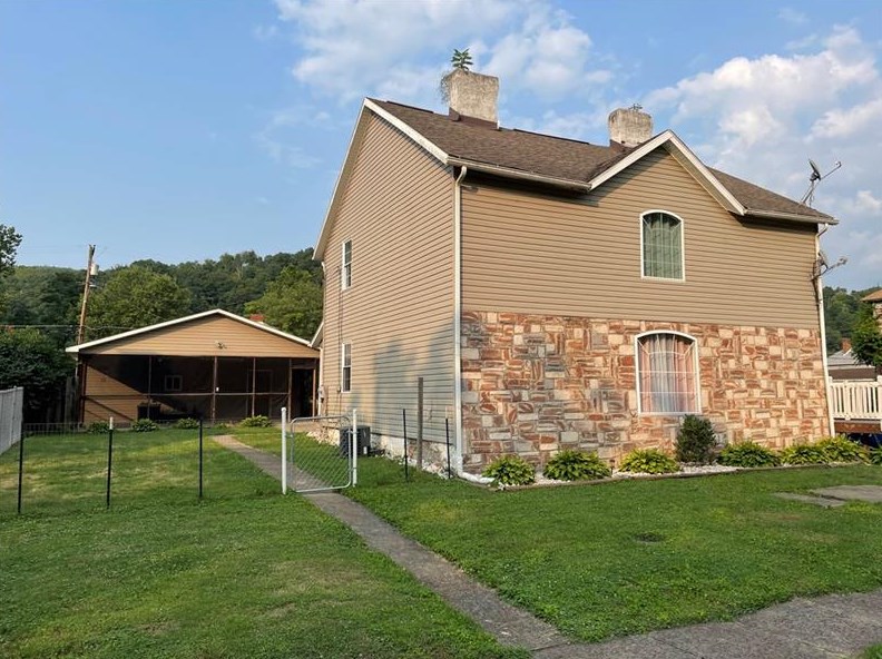 751 Maxwell, La Belle, PA 15450