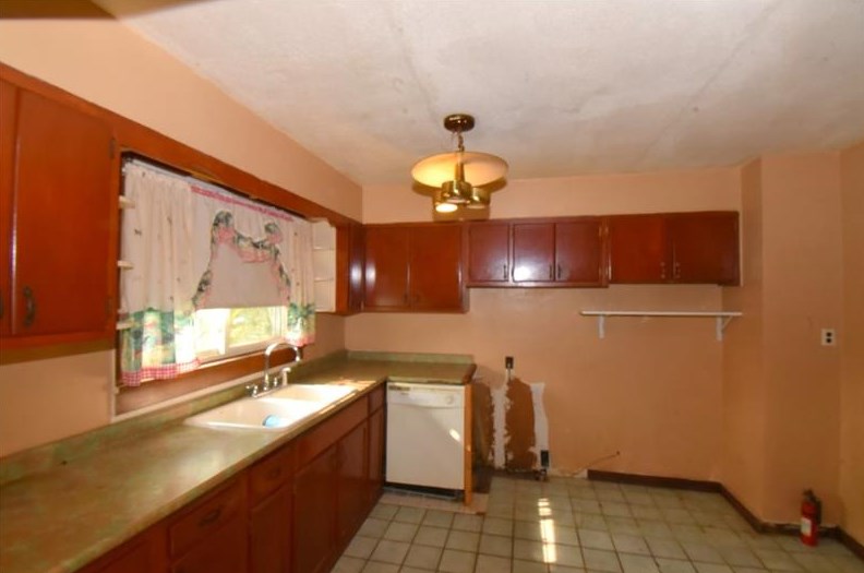 933 Sycamore St, Washington PA  15301-1851 exterior
