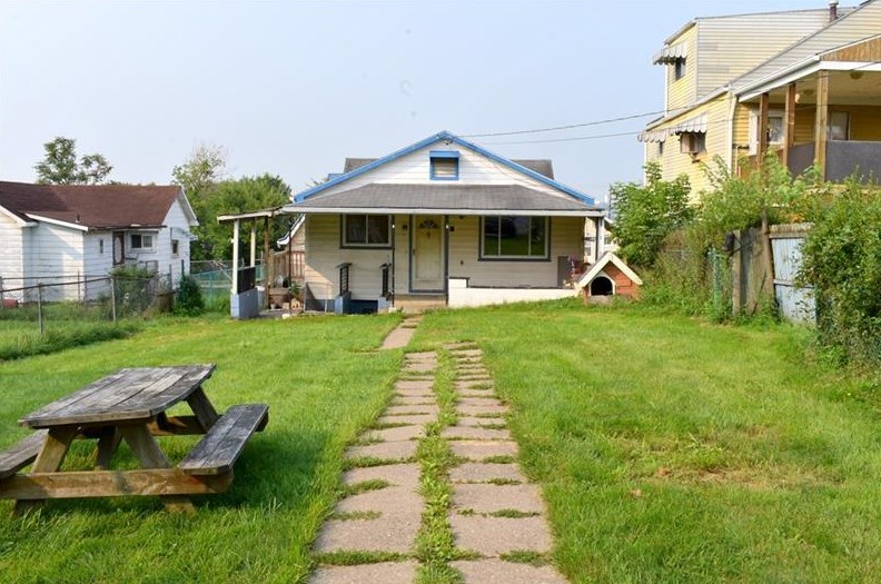 933 Sycamore St, Washington PA  15301-1851 exterior