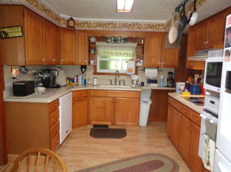 6 Railroad St, Hadley, PA 16130
