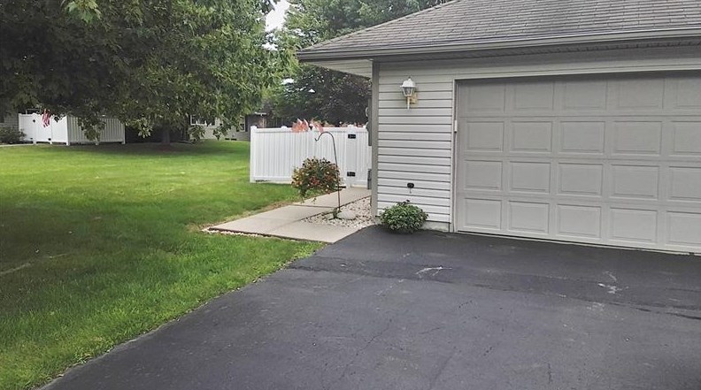 202 Charlotte Ln, New Castle, PA 16101