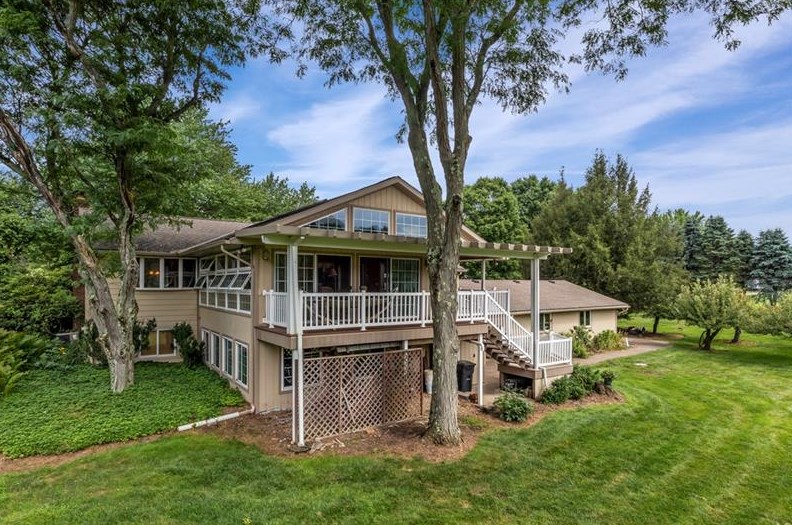 38 Lynn Way, Grove City, PA 16127