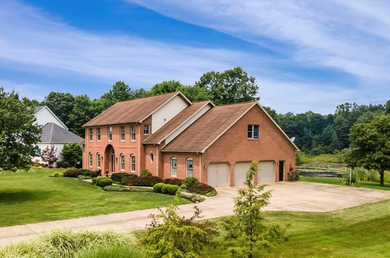 49 Blueberry Ln, Grove City, PA 16127